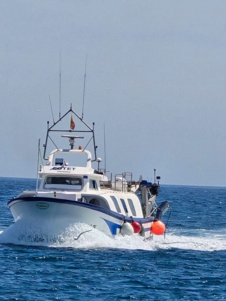 Suministro de pescado fresco para supermercados Marbella con el barco COTET